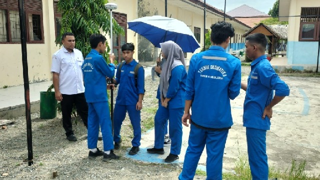 Bapak Irwansyah Mengajar Praktik GPS Geodetic di Kelas XII Geospasial